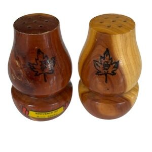 Vintage Arco, Idaho, souvenir wooden leaf salt and pepper shakers 2.5” tall